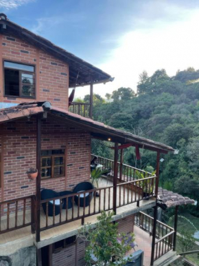 Finca Acogedora con Área de BBQ, Parking Privado y Hamacas